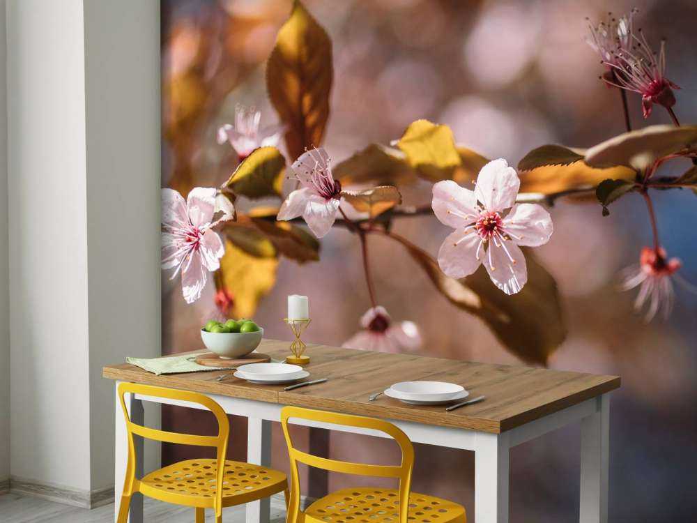 Różowe kwiaty i brązowe liście