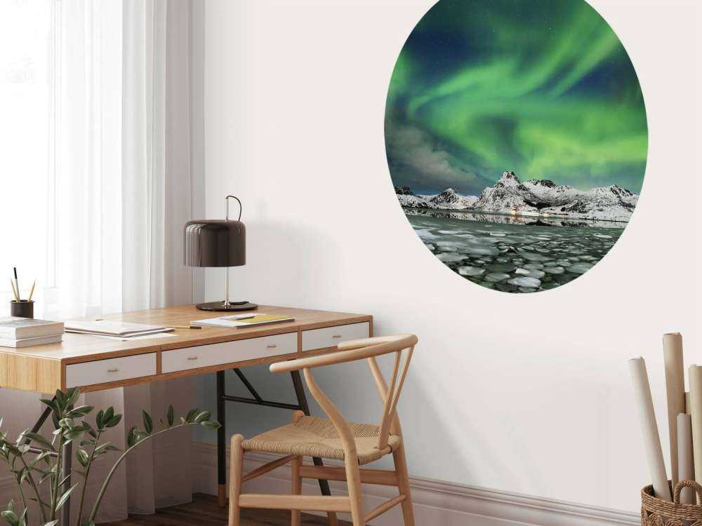 Światła północy nad zimowym krajobrazem