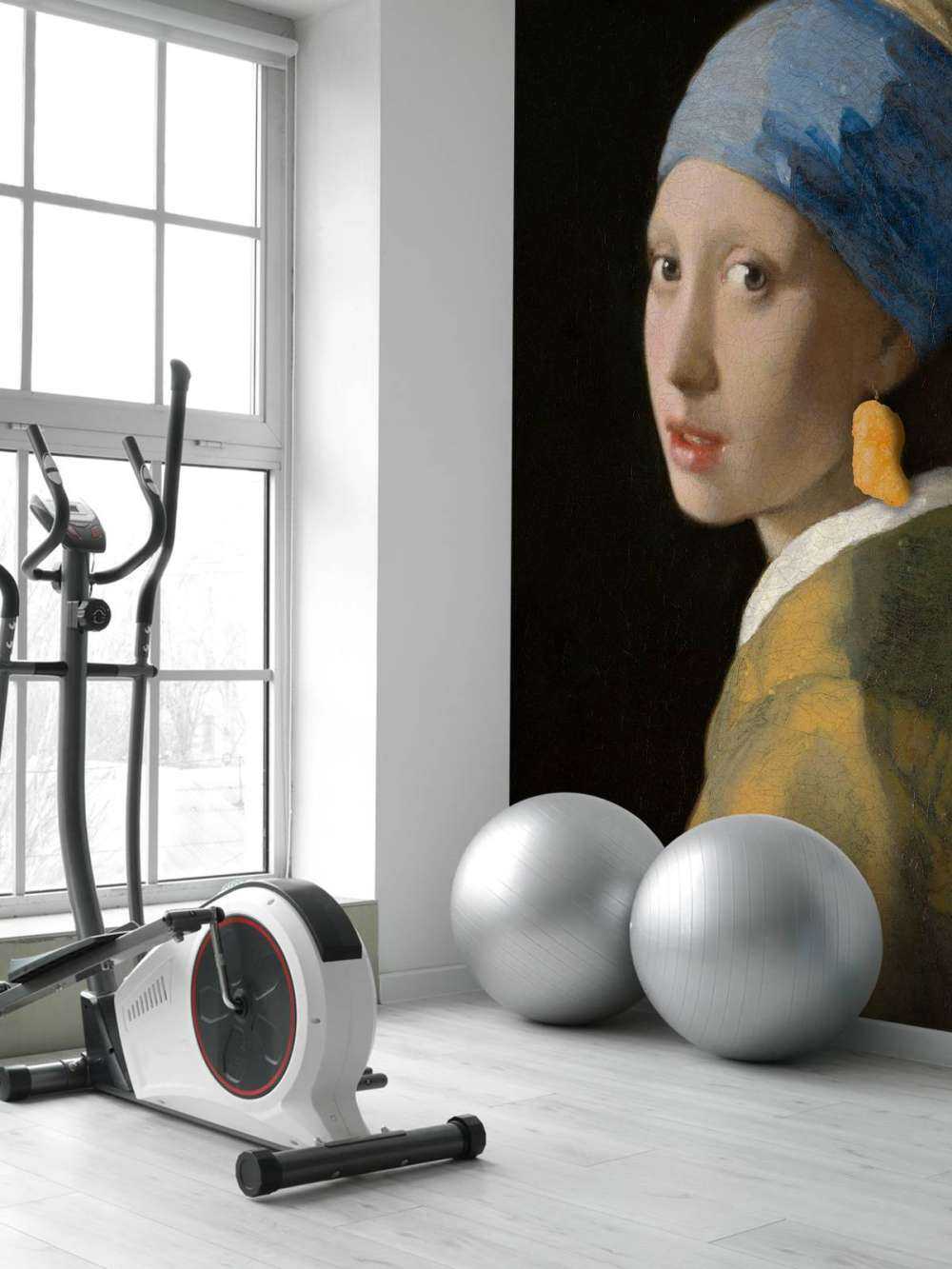 Dziewczyna z kawałkiem kurczaka