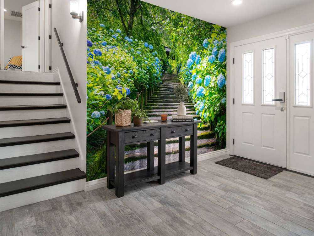 Schody między hortensjami