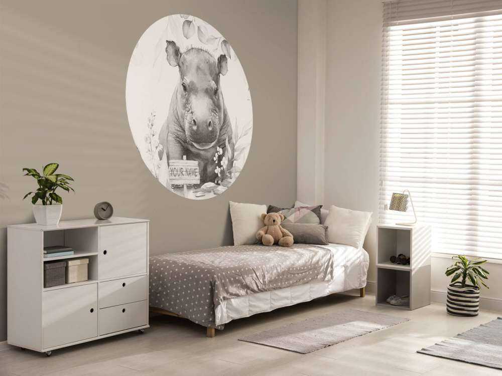 Mały hipopotam w beżowej dżungli