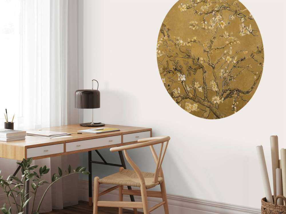 Żółty kwiat migdałowca