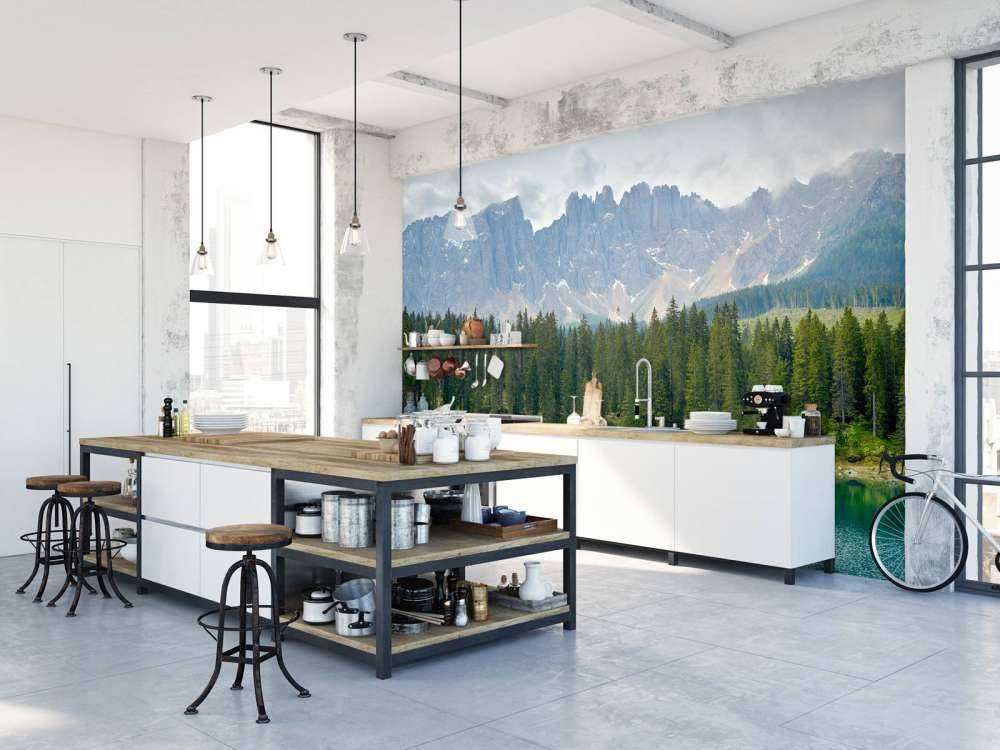 Rząd drzew w pobliżu górskiego jeziora