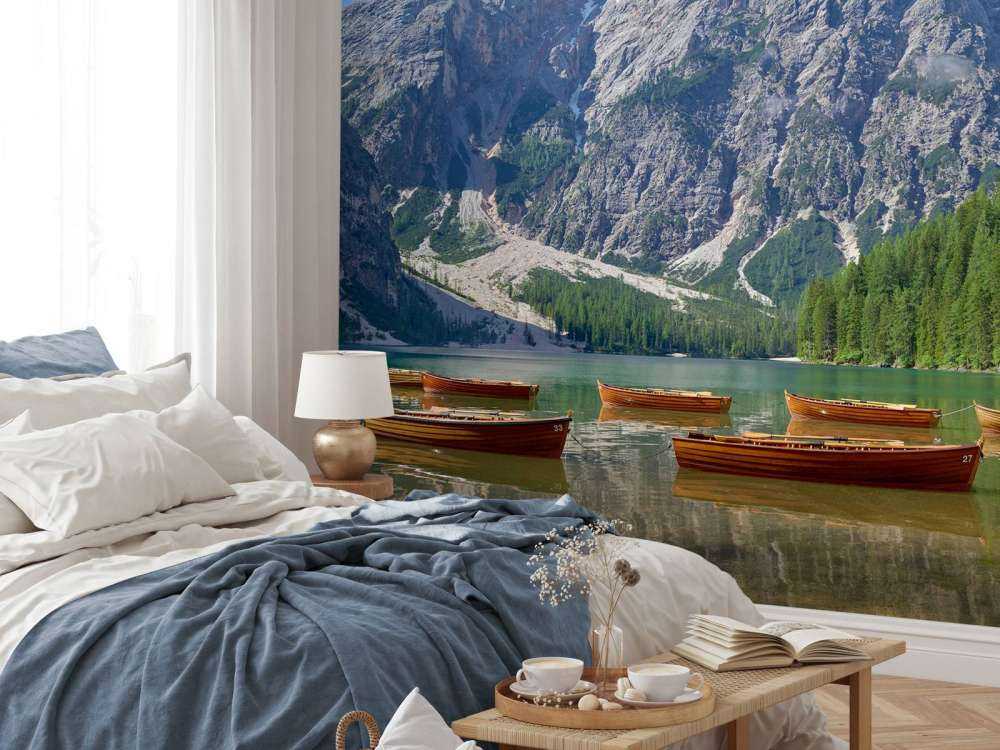 Drewniane łodzie na górskim jeziorze