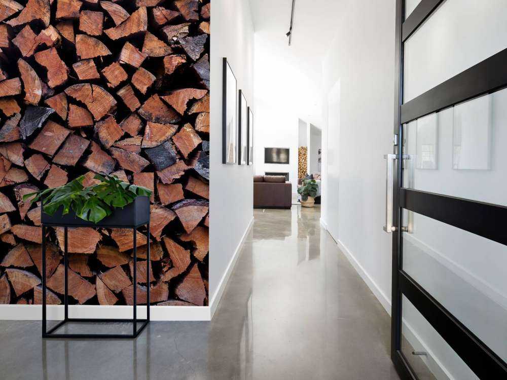 Rozłupywanie i układanie drewna w stosy