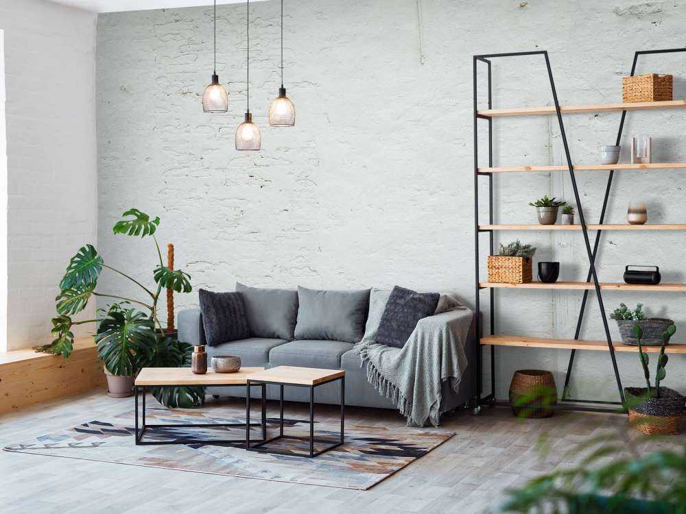 Ściana z białym stiukiem i belką