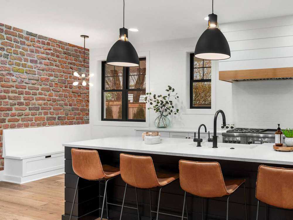 Ściana z dużymi i małymi cegłami