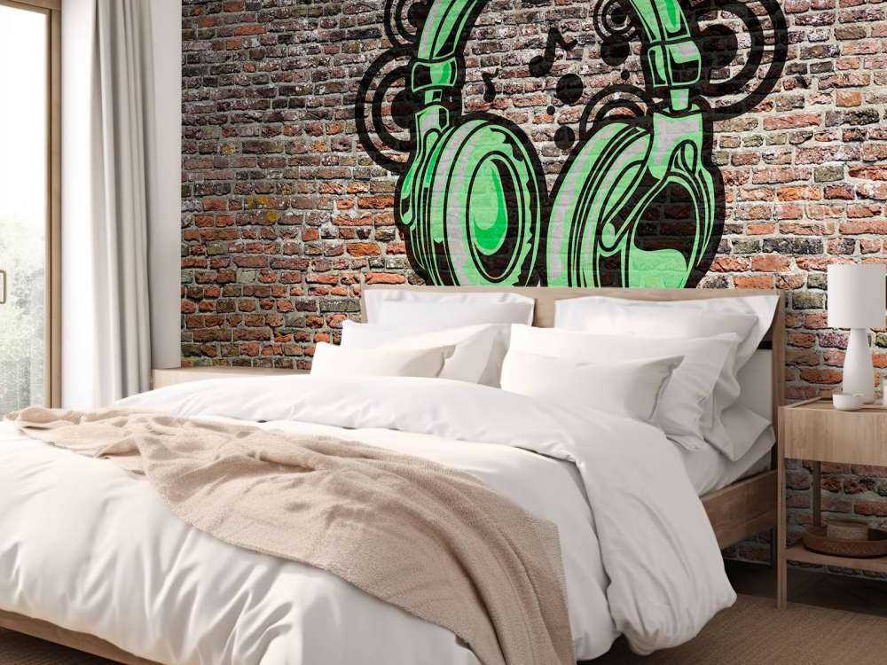 Graffiti na starej ceglanej ścianie