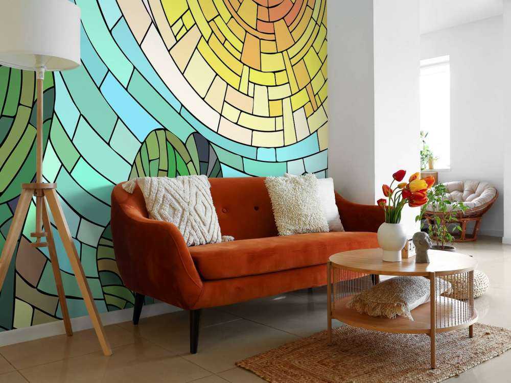 Czerwone słońce przy drzewach