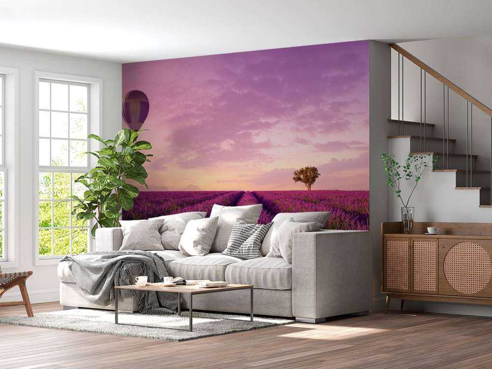 Lawendowe pole i balon na gorące powietrze