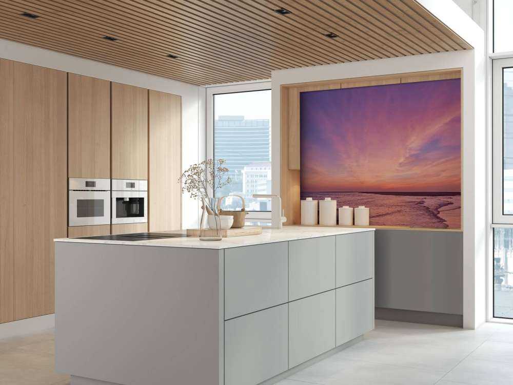 Plaża z różowym zachodem słońca