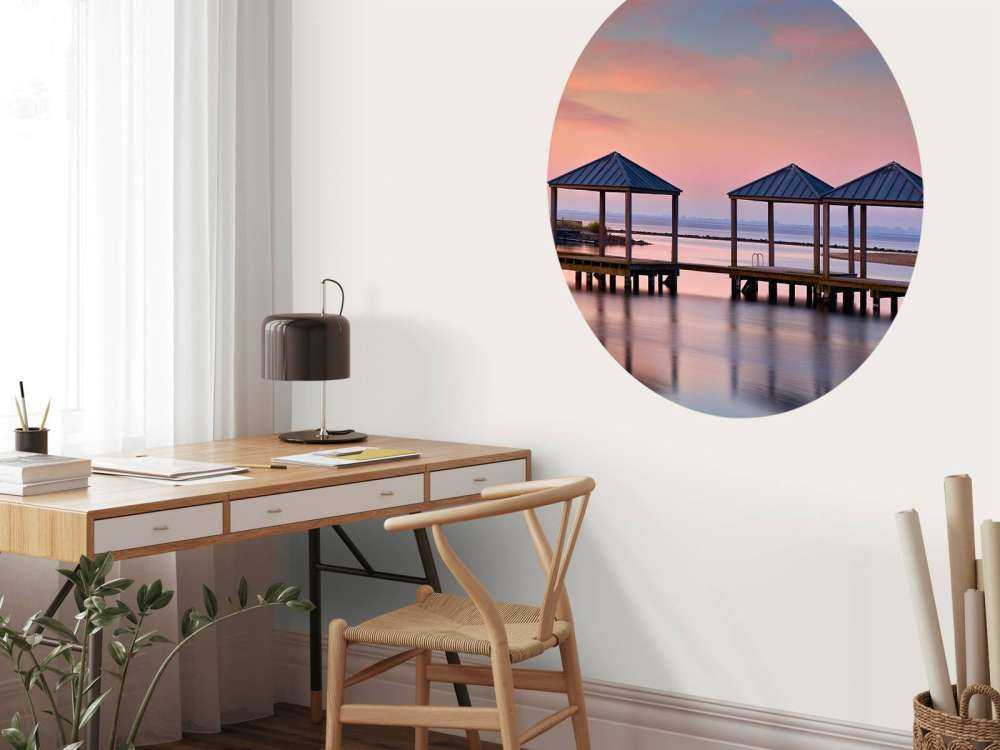 Molo do pływania o wschodzie słońca