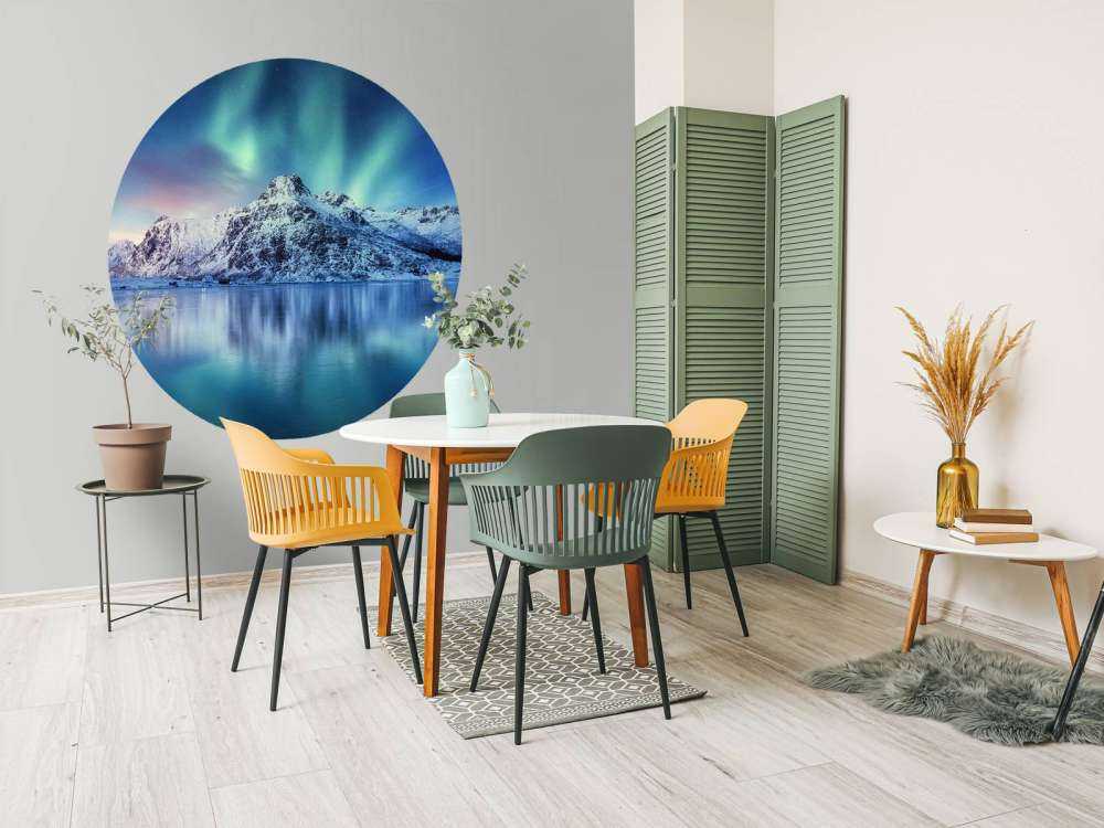 Północne światła nad zamarzniętym oceanem i górami