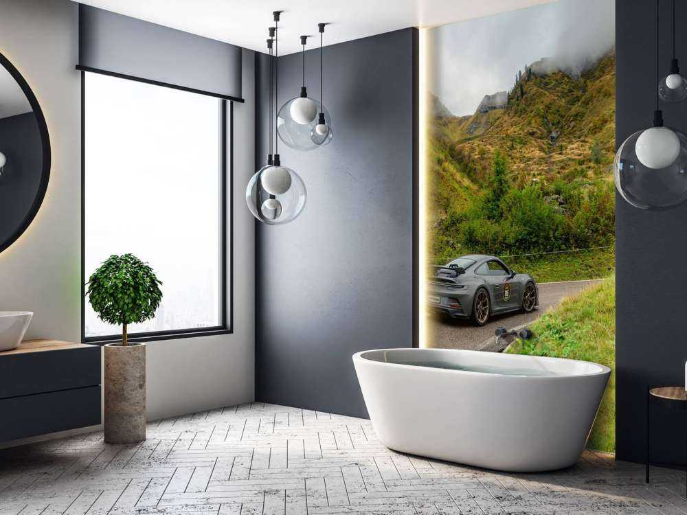 Sportowy samochód przez górską mgłę