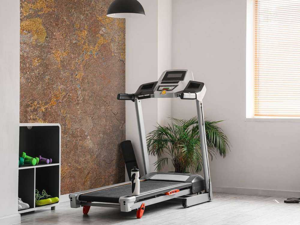 Stara ściana z żółtym stiukiem