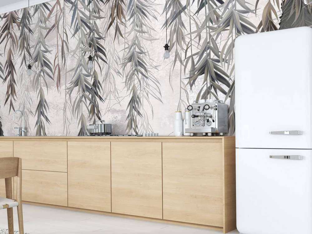 Zwisające gałęzie nad betonem