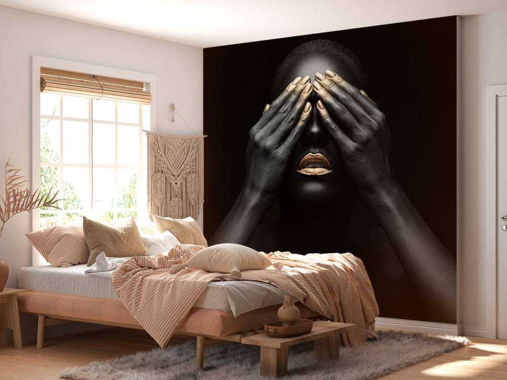 Kobieta z rękami na oczach