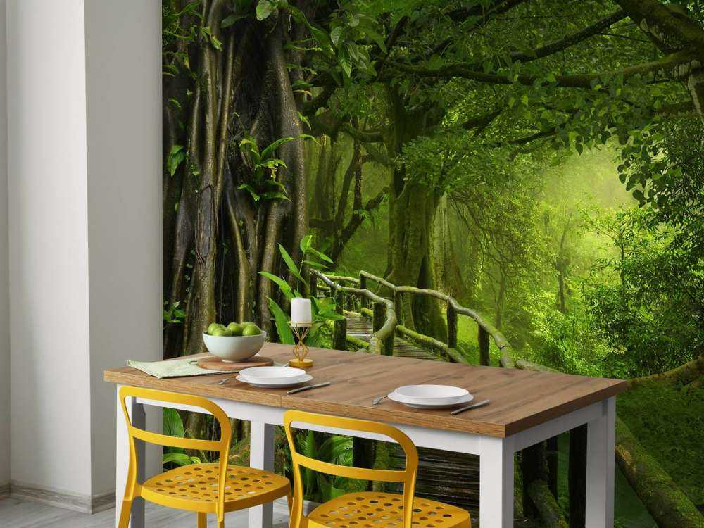 Drewniany most przez zieloną dżunglę