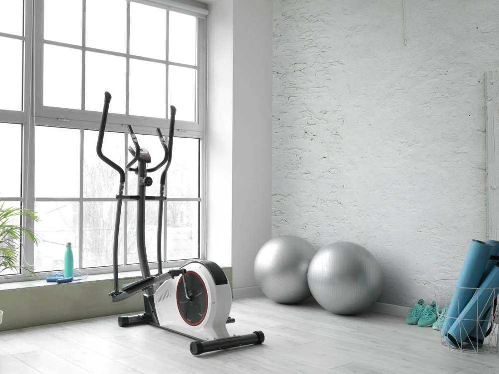 Ściana z białym stiukiem i belką