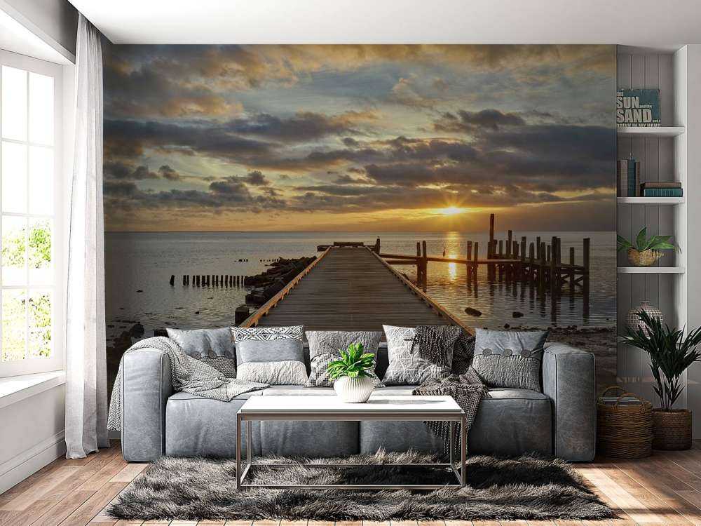 Drewniane molo na tle wschodu słońca