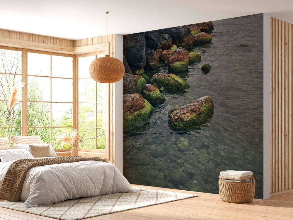 Skały nad górskim jeziorem