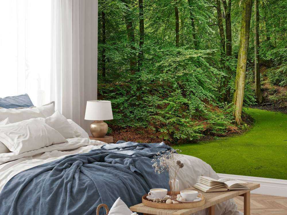 Strumień z kaczenicami w lesie