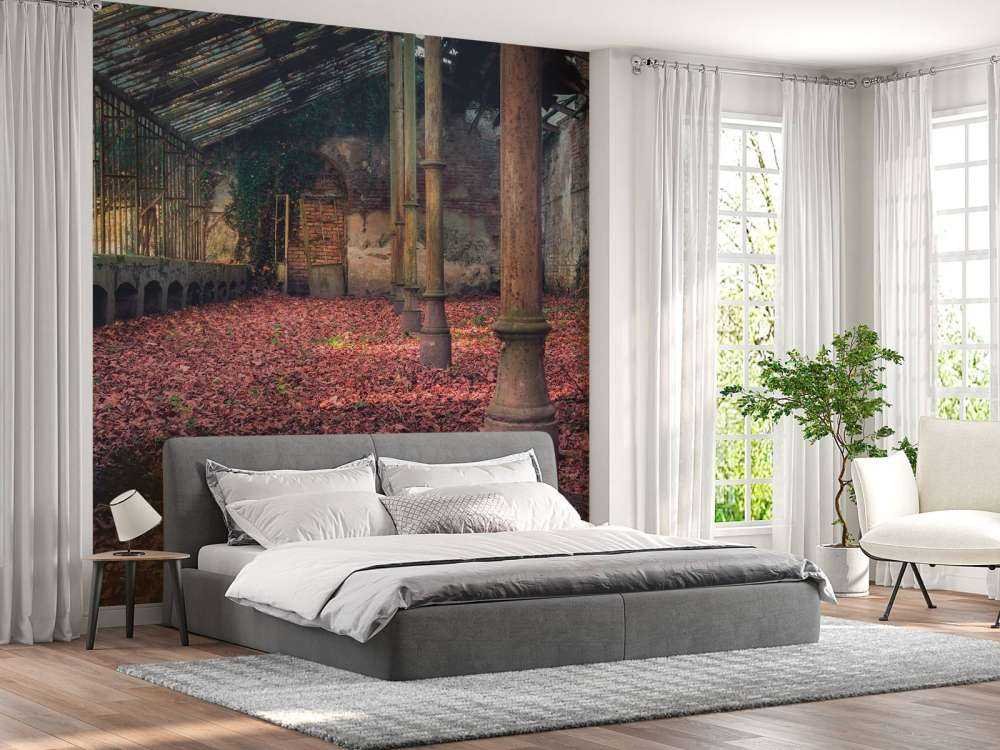 Opuszczony dom z liśćmi