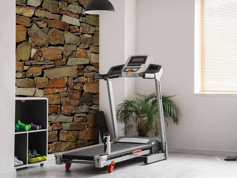 Ściana z nierównymi cegłami