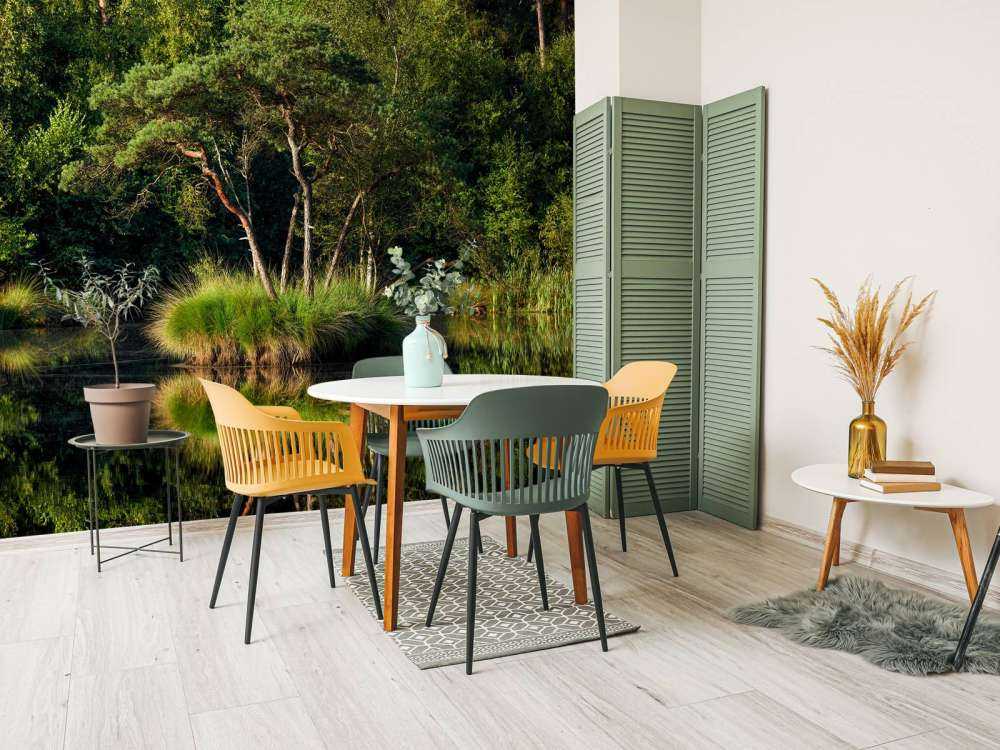 Wyspa w jeziorze leśnym