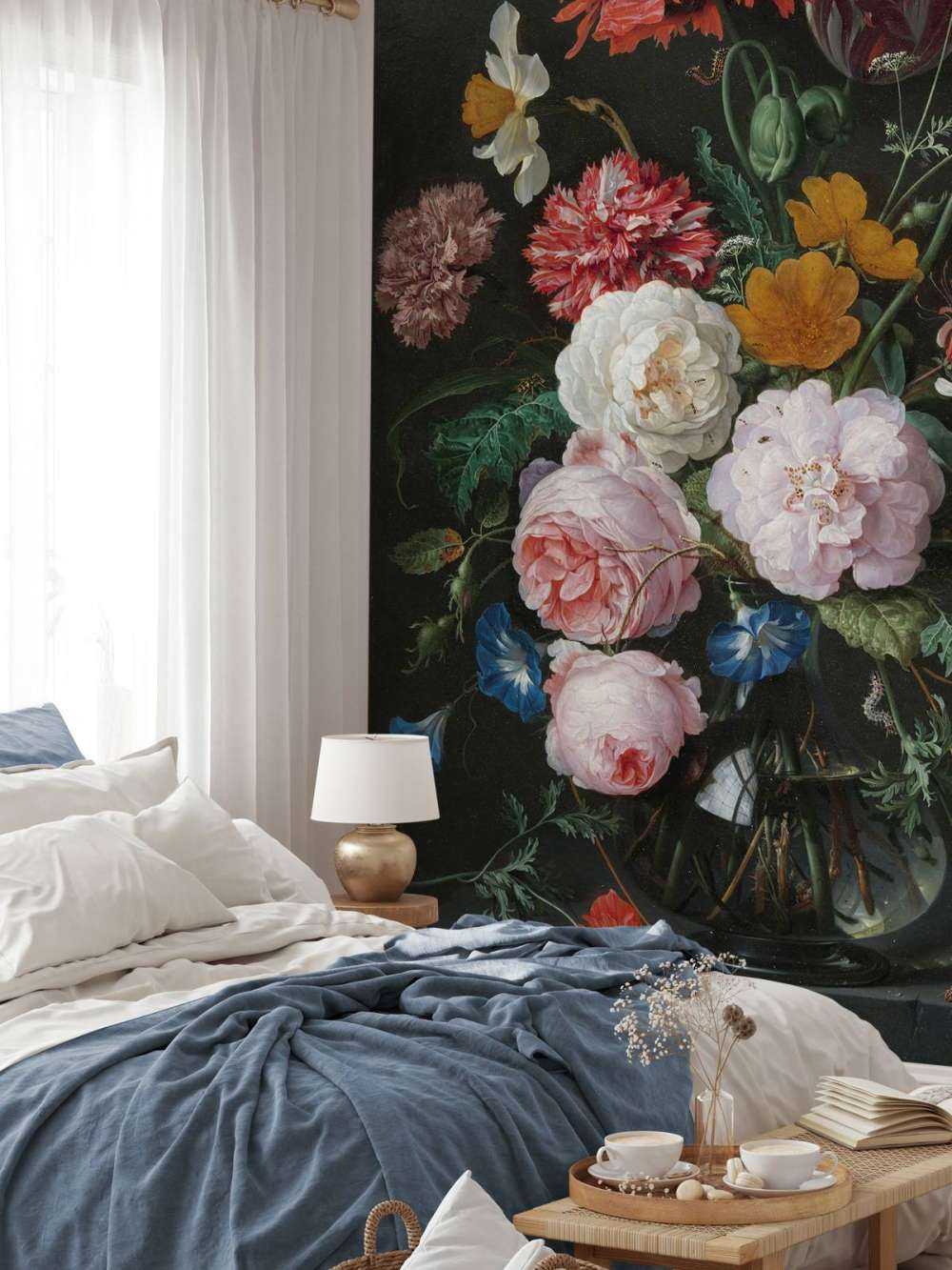 Martwa natura z kwiatami w szklanym wazonie.