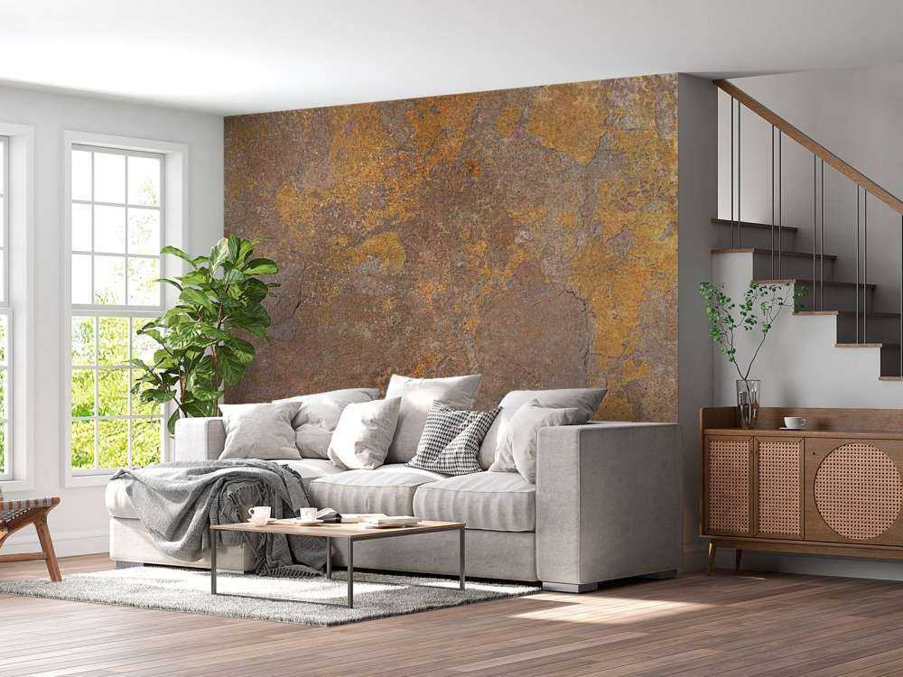 Stara ściana z żółtym stiukiem