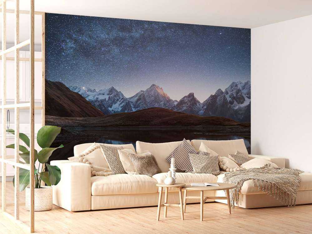 Góry pokryte śniegiem w nocy