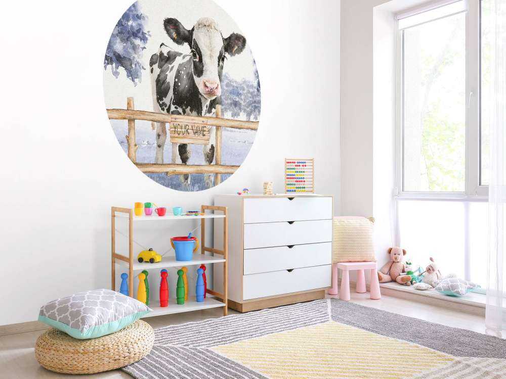 Młoda krowa na łące w kolorze niebieskim