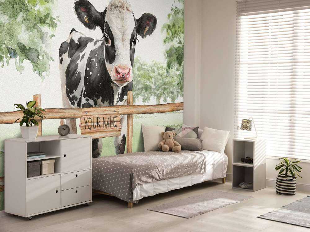 Młoda krowa na łące