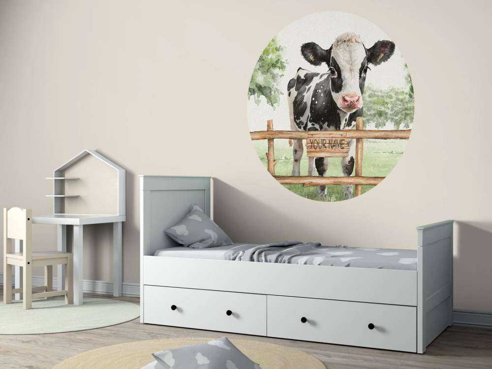 Młoda krowa na łące