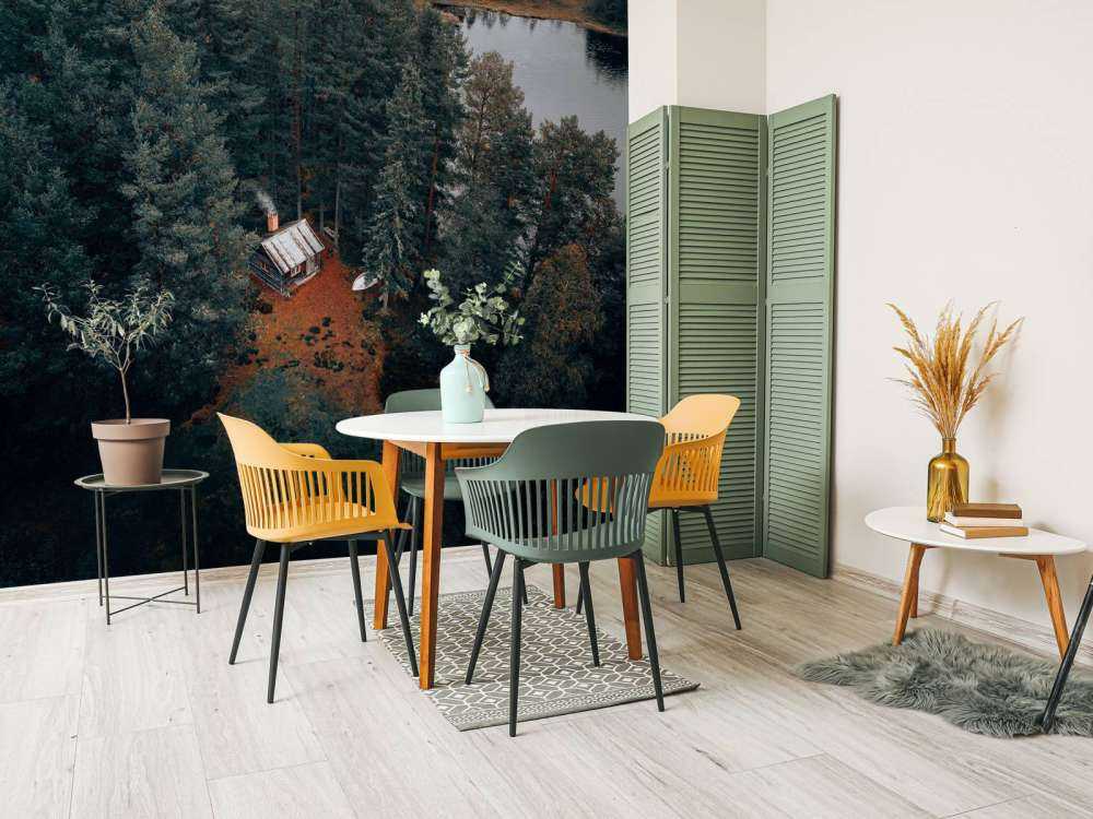 Domek otoczony lasem i jeziorami