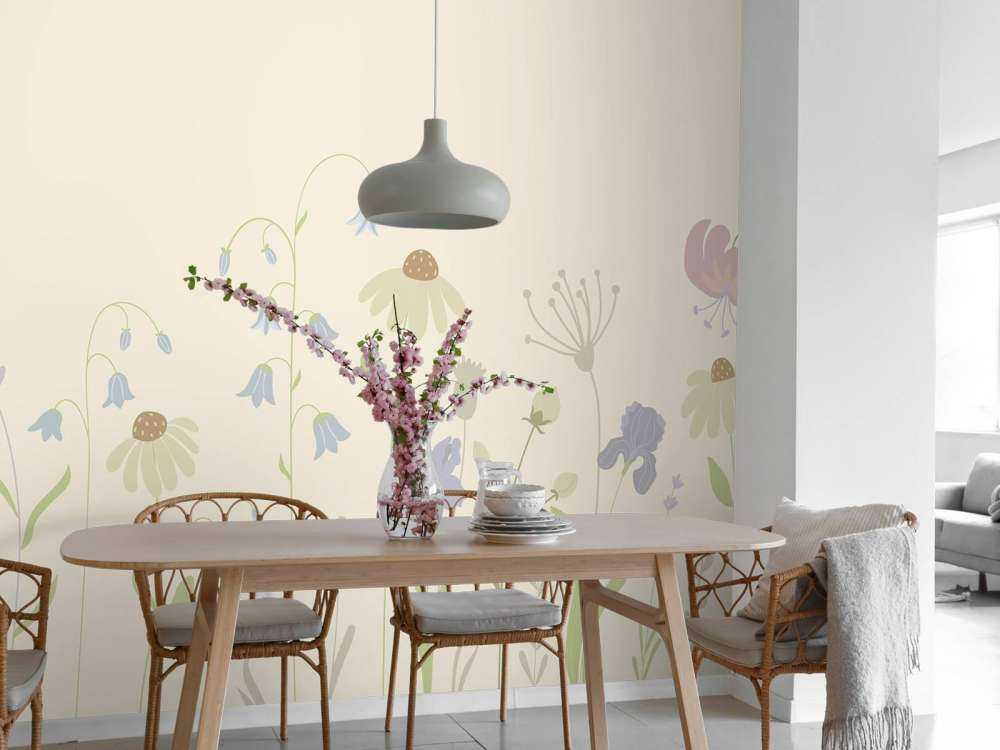 Wysokie pole kwiatowe z piaskiem, starym różem, zielenią i bzem