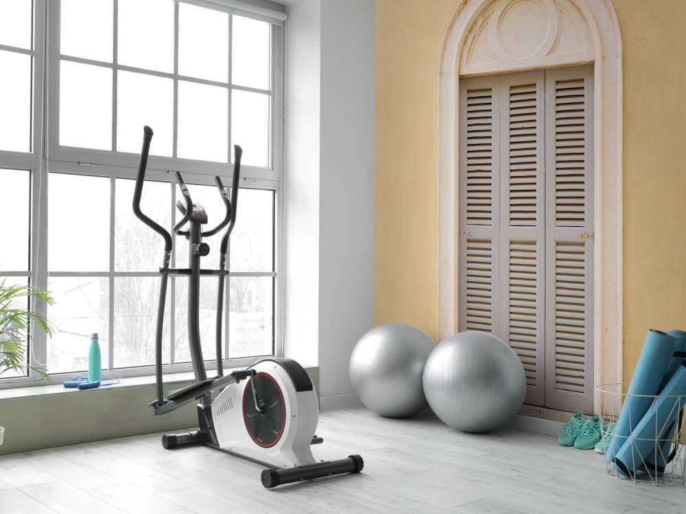 Okno z drewnianymi okiennicami na żółtej ścianie