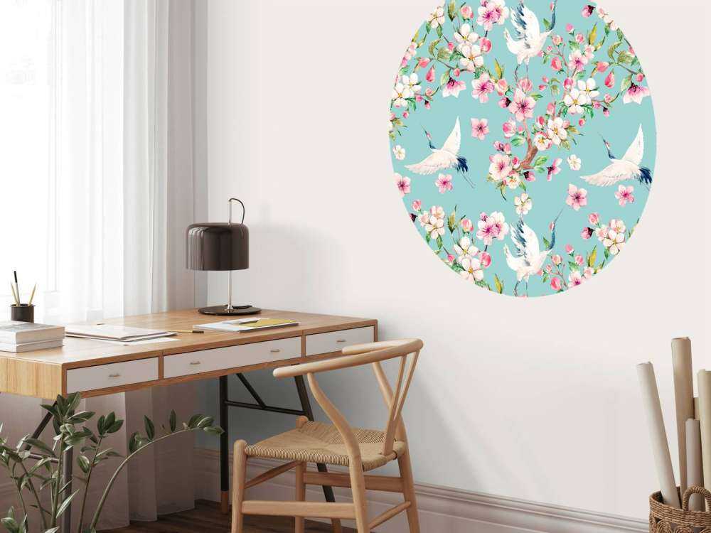 Żurawie pomiędzy różowymi kwiatami