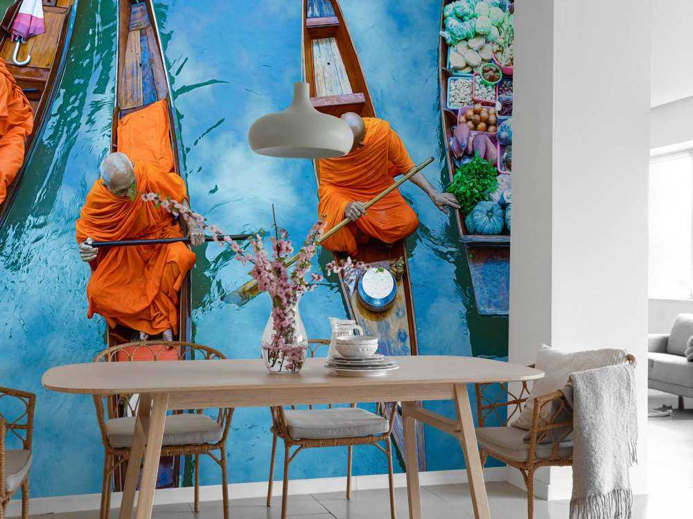 Mnich w drewnianej łodzi