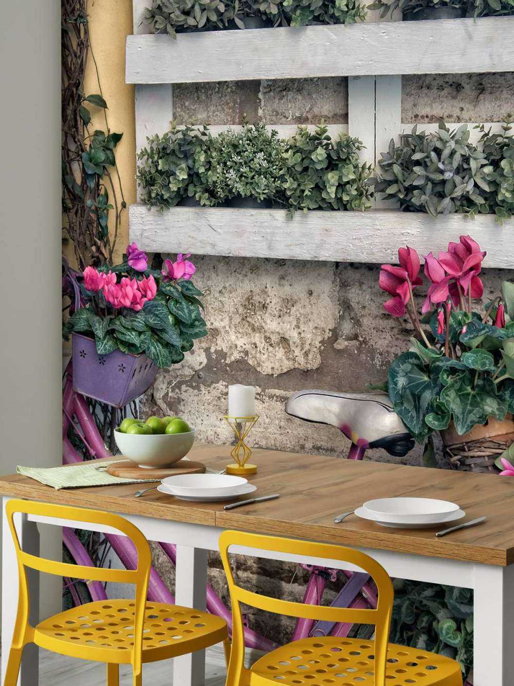 Rower zabytkowy z kwiatami