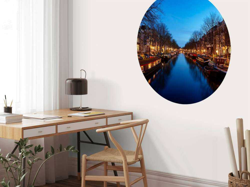 Barki wzdłuż podświetlonego kanału