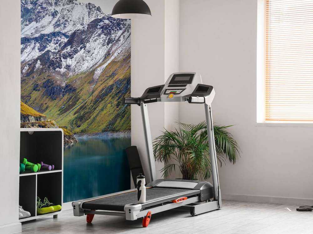 Szczyty górskie pokryte śniegiem w pobliżu górskiego jeziora