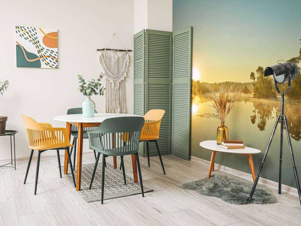 Wschód słońca nad jeziorem leśnym