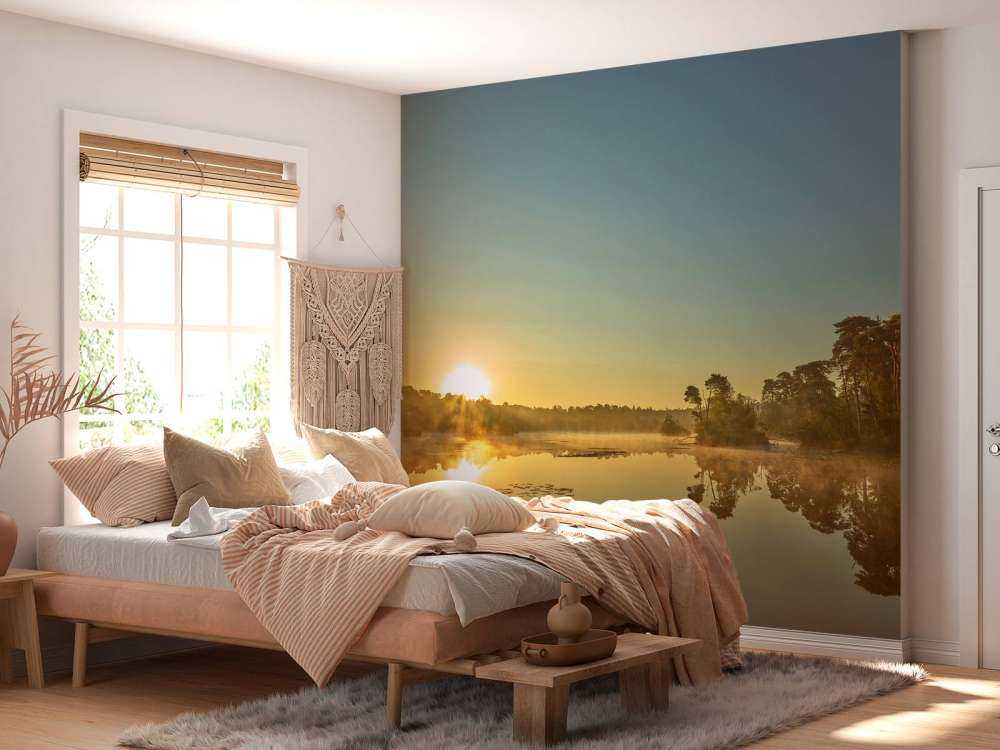 Wschód słońca nad jeziorem leśnym