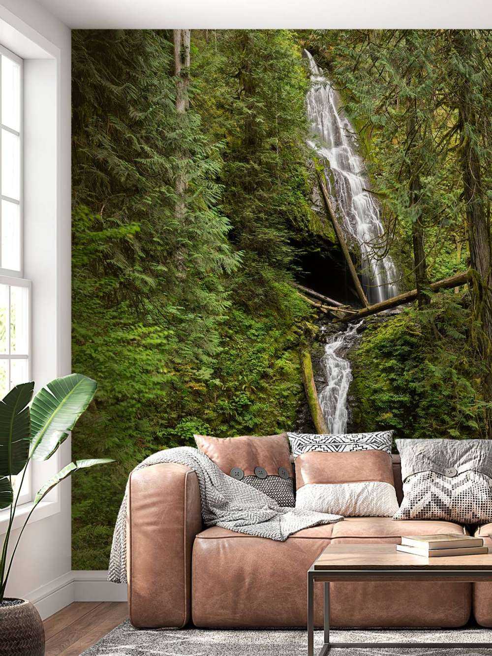 Wodospad z upadłymi drzewami