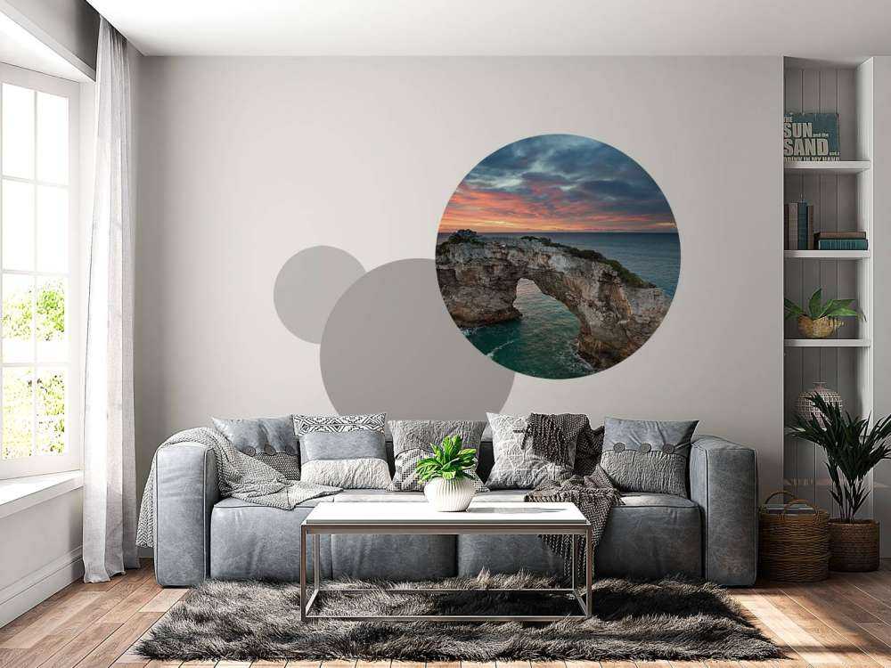 Zakrzywiona skała w morzu