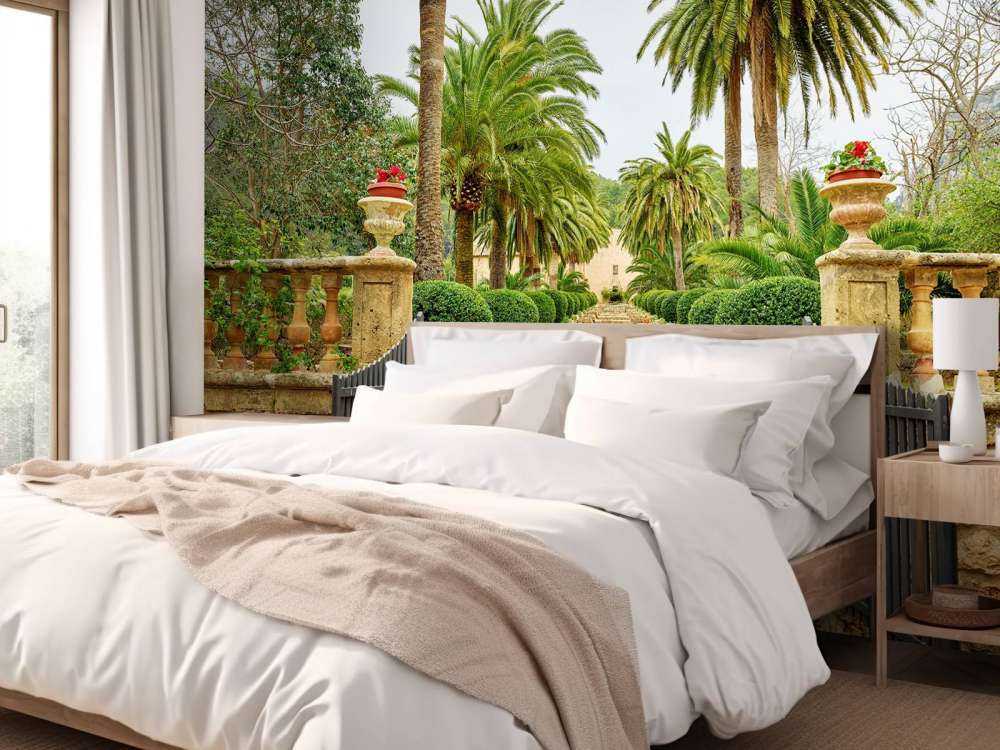 Palmy wzdłuż kamiennych stopni