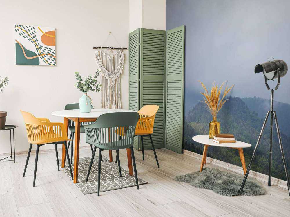 Chmury nad drzewami w górach