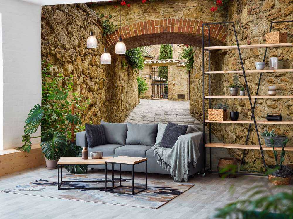 Łuk z czerwonymi kwiatami